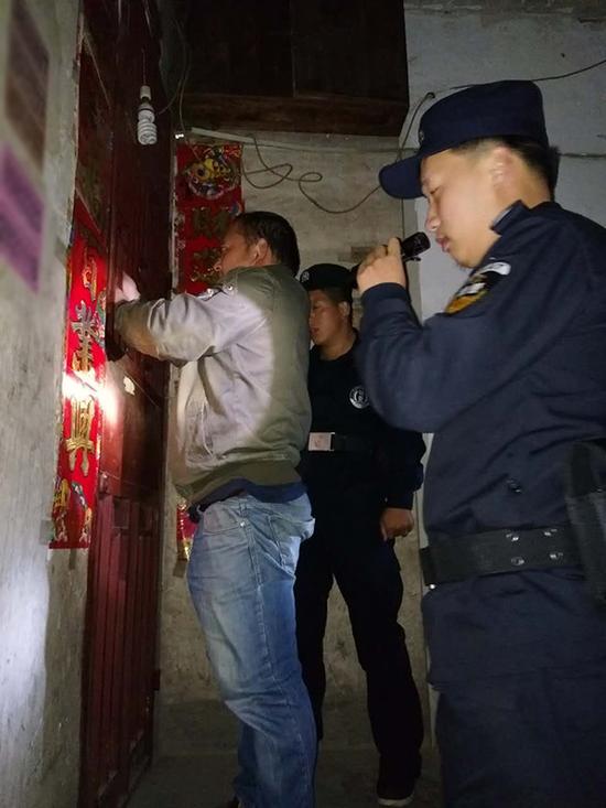 庆坪乡粗心妈妈误将幼女锁家中 民警全城寻开锁师傅开门