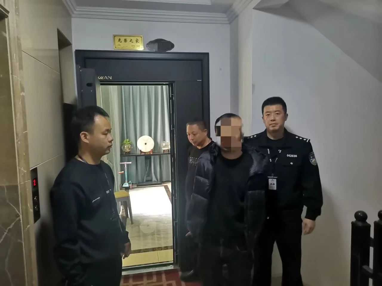 庆坪乡全副伪装仍被识别！双龙公安成功抓获一名撬锁盗窃嫌疑人